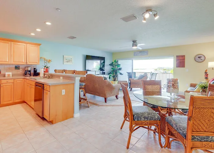 Large Balcony & Water Views: Indian Shores Condo! Ferienhaus Clearwater Beach