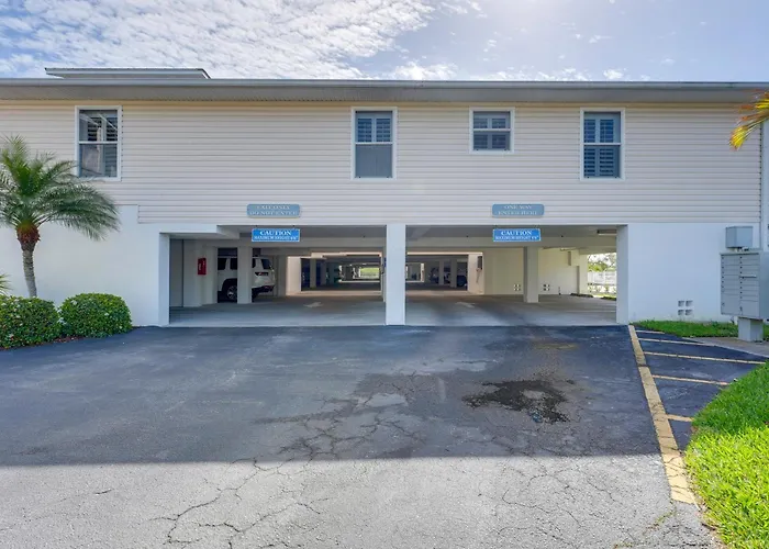 Large Balcony & Water Views: Indian Shores Condo! Ferienhaus